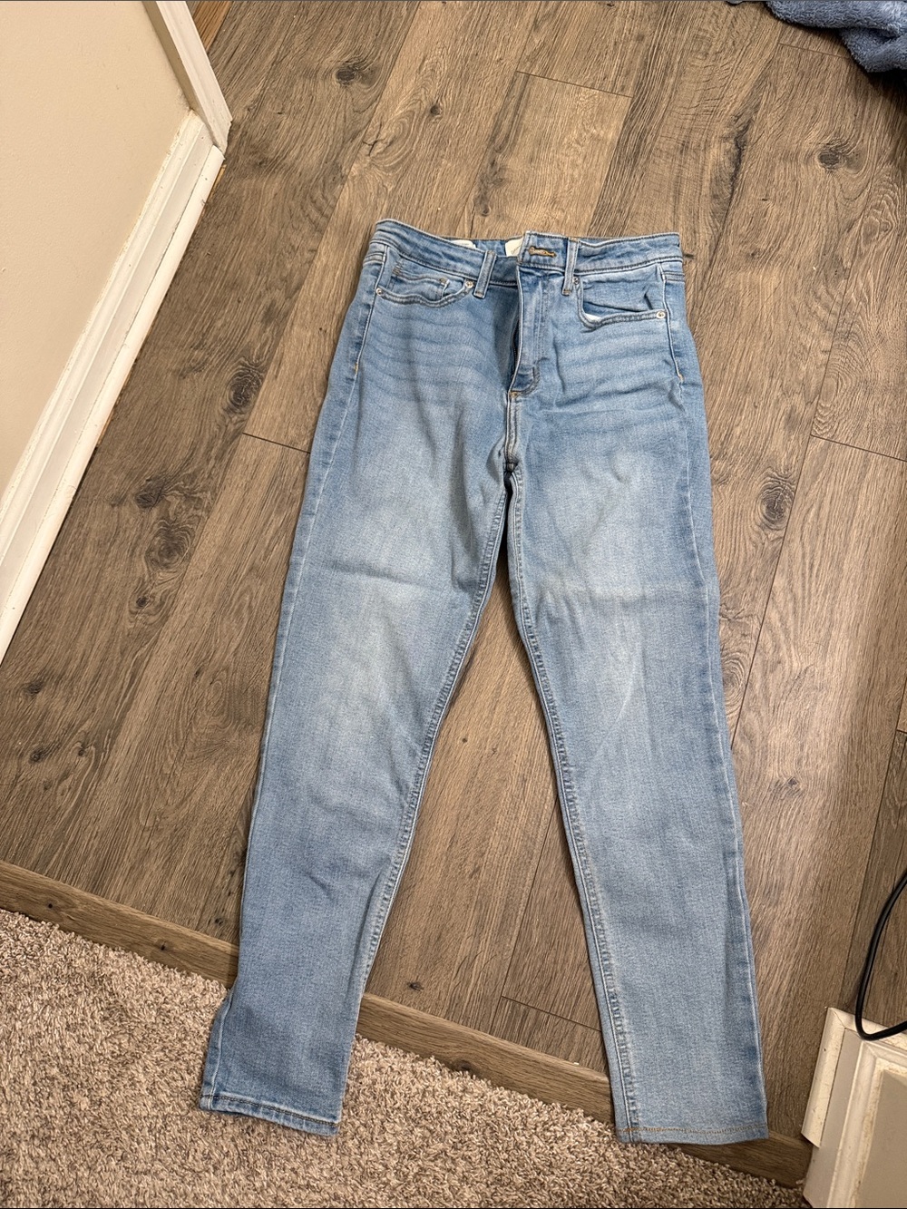 Universal Threads Light Wash High-Rise Everyday Skinny Jeans size 12